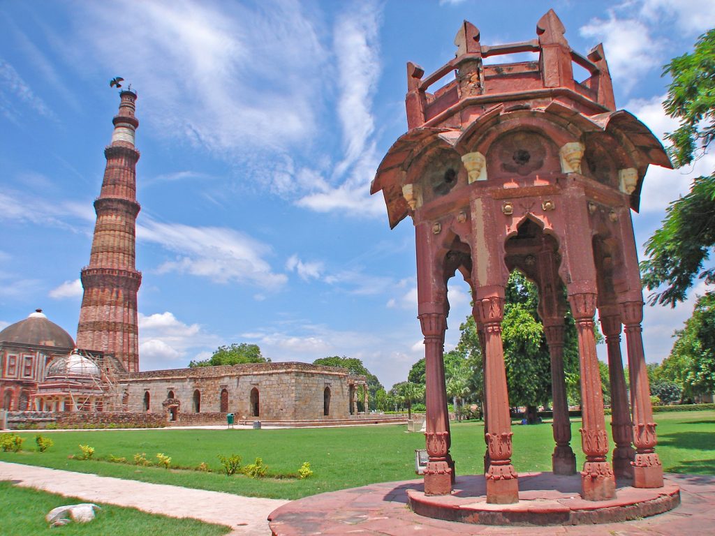 Smiths Cupola seen against the backdrop of Qutub Minar Qutub minar Mystery: कुतुब मीनार का रहस्य